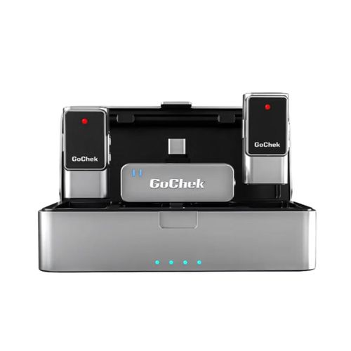 Một trong những tính năng được người dùng quan tâm nhiều nhất là khả năng tự cân bằng âm lượng, giúp micro tự động tăng hoặc giảm độ nhạy khi người nói thay đổi cường độ giọng, từ đó hạn chế hiện tượng méo tiếng, vỡ tiếng hoặc âm lượng không đồng đều, mang lại chất lượng ghi âm ổn định trong nhiều tình huống sử dụng khác nhau.