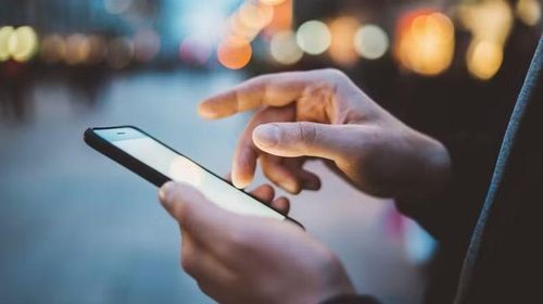 Tại Việt Nam, báo cáo Digital 2025 Vietnam của We Are Social và Meltwater cũng cho thấy hơn 79 triệu người đang sử dụng Internet, tương đương khoảng 79% dân số, trong đó điện thoại thông minh là thiết bị phổ biến nhất để truy cập mạng xã hội, ngân hàng số, thương mại điện tử, giáo dục trực tuyến và nhiều dịch vụ số khác phục vụ cuộc sống hằng ngày.