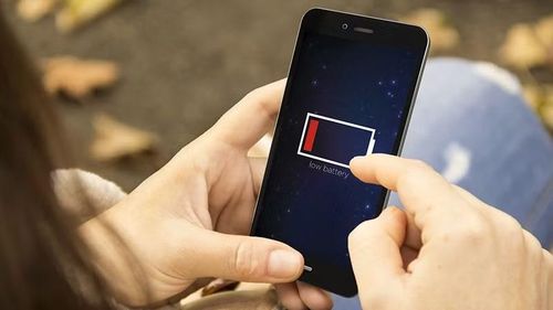 Dù sự phụ thuộc vào điện thoại thông minh đôi khi gây ra những bất tiện nếu thiết bị hết pin, mất kết nối hoặc gặp sự cố, nhưng không thể phủ nhận rằng công nghệ đã giúp tối ưu hóa thời gian, tăng hiệu quả học tập, làm việc, giao tiếp, thanh toán và tiếp cận tri thức, trở thành nền tảng quan trọng thúc đẩy quá trình chuyển đổi số trên toàn cầu.