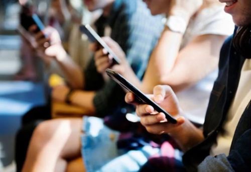 Trải nghiệm một ngày không smartphone vì thế không chỉ cho thấy sự bất tiện khi thiếu một thiết bị điện tử, mà còn phản ánh thực tế rằng điện thoại thông minh đã trở thành một phần của hạ tầng vô hình trong cuộc sống hiện đại, hiện diện trong cách con người ghi nhớ, di chuyển, giao tiếp, làm việc và đưa ra quyết định mỗi ngày.