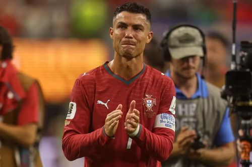 Tiền đạo Cristiano Ronaldo bật khóc sau tiếng còi mãn cuộc, khép lại kỳ World Cup cuối cùng trong sự nghiệp.
