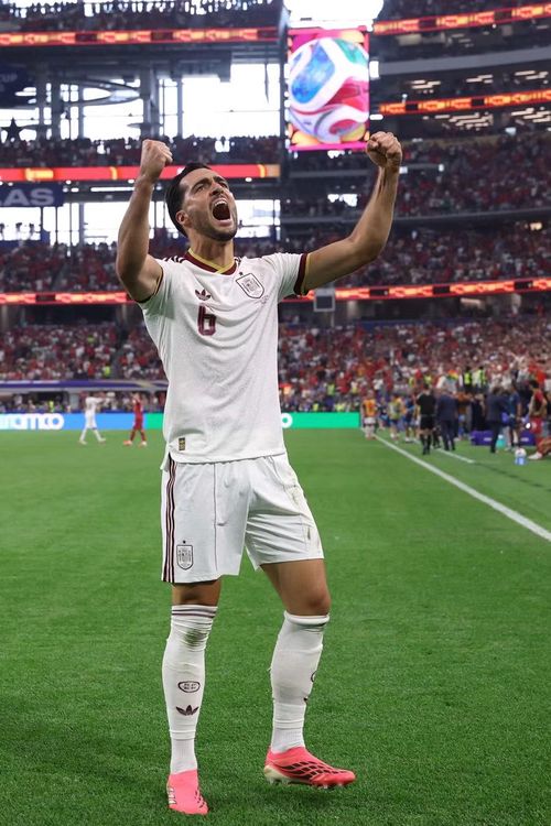 Tiền vệ Mikel Merino dứt điểm ghi bàn ở phút 91, giúp Tây Ban Nha hạ Bồ Đào Nha 1-0 để vào tứ kết World Cup 2026.