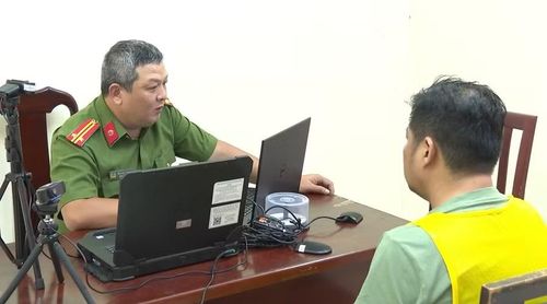 Công an lấy lời khai của những người trong đường dây cá độ. Ảnh: Công an TPHCM.