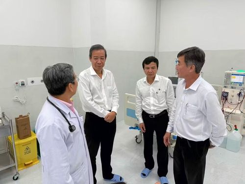 Ông Nguyễn Văn Vĩnh Châu, Phó Giám đốc Sở Y tế TPHCM, đến thăm và làm việc tại đơn vị chạy thận nhân tạo tại Trung tâm Y tế Quân dân y Đặc khu Côn Đảo.