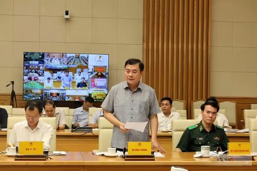 Thứ trưởng Bộ Công Thương Nguyễn Sinh Nhật Tân phát biểu tại hội nghị.