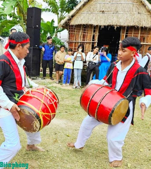 Nghệ thuật diễn tấu trống K’toang là một màn song tấu chuyển động theo cặp. Ảnh: Thủy Lê