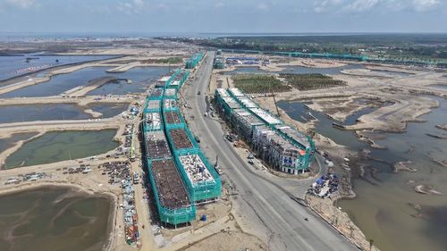Chỉ sau hơn một năm, từ vùng biển cạn hoang sơ, vắng vẻ đã nên hình vóc một vùng đất mới - đô thị mới, với nhiều hạ tầng hiện đại trong tương lai.