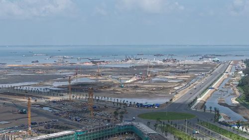 Một số dãy nhà và công trình thấp tầng đã dần thành hình, nằm xen giữa không gian đang phát triển. Những khu chức năng đầu tiên của khu đô thị ven biển đang bước vào giai đoạn rõ nét hơn.