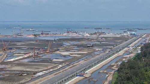 Những tuyến đường nội bộ đã được trải nhựa. Nơi từng là mặt nước nay đã hình thành mạng lưới giao thông kết nối nhiều khu vực trong dự án.