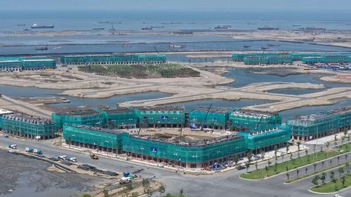 Để xử lý nền đất Cần Giờ, dự án áp dụng công nghệ phun cát hiện đại kết hợp với nguyên tắc cân bằng đào - đắp đặc biệt, tức là phần lớn vật liệu san lấp được lấy trực tiếp từ những khu vực mặt nước trong phạm vi quy hoạch, rồi bồi đắp cho phần đất liền. Cách làm này giúp tiết kiệm tài nguyên, hạn chế tối đa việc khai thác ngoài khơi và không gây xáo trộn môi trường xung quanh trong giai đoạn san lấp.