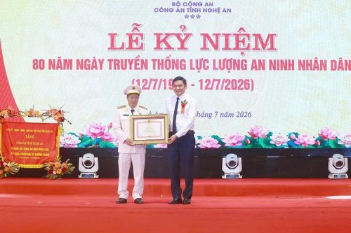 Thừa ủy quyền, ông Hoàng Nghĩa Hiếu, Phó Bí thư Thường trực Tỉnh ủy, Chủ tịch HĐND tỉnh Nghệ An trao Bằng khen của Thủ tướng Chính phủ tặng Đại tá Trần Phúc Tú, Trưởng phòng An ninh kinh tế