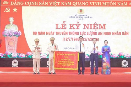 Lãnh đạo Tỉnh ủy, HĐND, UBND, Ủy ban MTTQ Việt Nam tỉnh Nghệ An tặng bức trướng với dòng chữ “Lực lượng An ninh nhân dân Công an Nghệ An - 80 năm xây dựng, chiến đấu và trưởng thành”