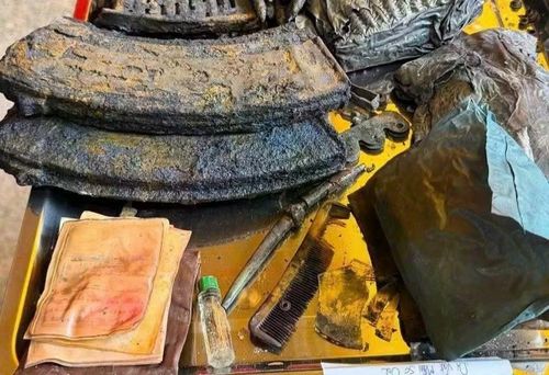 Cuốn sổ ghi tên liệt sĩ Huỳnh Văn Quên được phát hiện cùng nhiều di vật khác trong quá trình quy tập hài cốt liệt sĩ tại Công viên Lê Thị Riêng. Ảnh: Bộ Tư lệnh TPHCM.