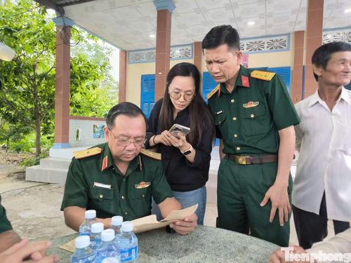 Ký ức của những người đồng đội là một trong những nguồn thông tin quan trọng trong quá trình xác minh danh tính liệt sĩ Huỳnh Văn Quên. Ảnh: Nguyễn Tiến
