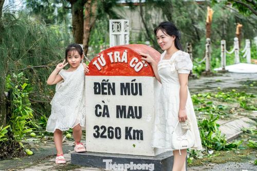 Du khách chụp ảnh check-in bên cột mốc số 0 - Sa Vĩ.