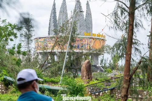  Mũi Sa Vĩ (hay còn gọi là Mũi Gót) tọa lạc tại phường Trà Cổ, TP. Móng Cái cũ nay là phường Móng Cái 1, tỉnh Quảng Ninh. Đây là điểm đánh dấu cực Đông Bắc, nơi đặt nét vẽ đầu tiên trên bản đồ hình chữ S và là điểm bắt đầu của đường bờ biển Việt Nam kéo dài 3.260 km. Ghi nhận của PV Báo Tiền Phong tại mũi Sa Vĩ - nơi địa đầu của Tổ quốc (phường Móng Cái 1, tỉnh Quảng Ninh), nhiều công trình du lịch bị hư hỏng nặng nề do bão số 1 quét qua. 