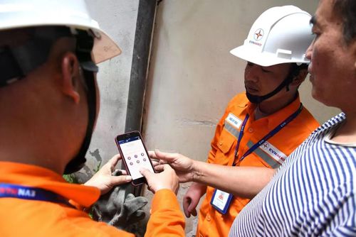 Công ty điện lực khuyến cáo cần theo dõi mức tiêu thụ điện tăng đột biến trong những ngày nắng nóng để kịp thời điều chỉnh hành vi sử dụng.