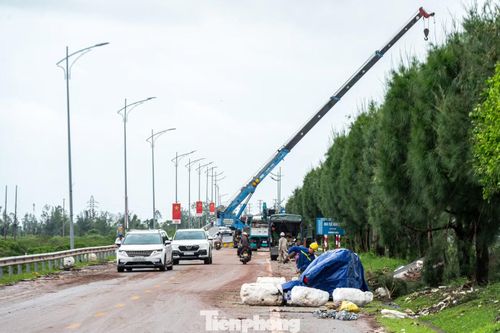 Ngay khi điều kiện thời tiết bảo đảm an toàn, Công ty Điện lực Quảng Ninh đã huy động trên 100 cán bộ, công nhân kỹ thuật, cùng đầy đủ vật tư, phương tiện thành lập nhiều mũi thi công đồng loạt xử lý sự cố.