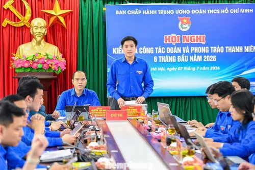 Anh Lâm Tùng - Trưởng đoàn công tác T.Ư Đoàn phát biểu tại chương trình. Ảnh: D.T