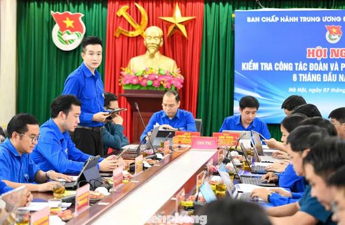 Anh Đào Đức Việt - Phó Bí thư Thành Đoàn, Chủ tịch Hội LHTN Việt Nam TP Hà Nội báo cáo kết quả công tác Đoàn và phong trào thanh thiếu nhi Thủ đô 6 tháng đầu năm 2026. Ảnh: D.T