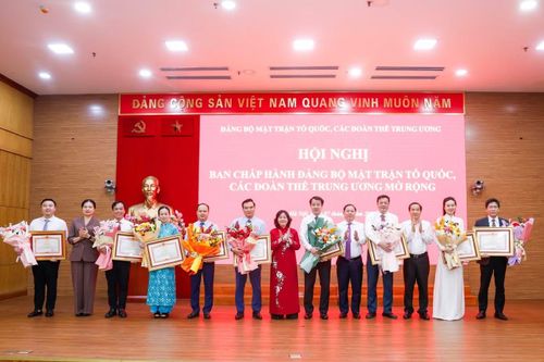 Lãnh đạo Đảng ủy MTTQ, các đoàn thể Trung ương trao bằng khen của Thủ tướng cho các tập thể, cá nhân. Ảnh: QV.