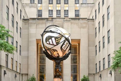  Quả bóng TRIONDA FINAL khổng lồ cao 4,5 mét tại Fan Village World Cup 2026 ở New York. 