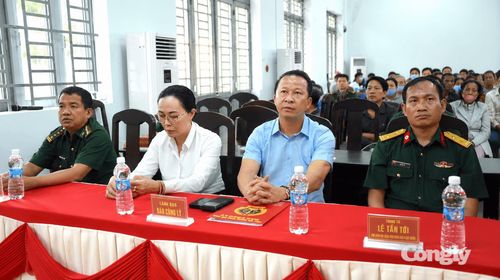 Lãnh đạo các cơ quan, đơn vị tham dự chương trình.