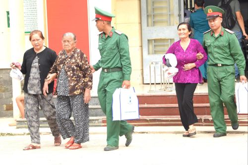 Hình ảnh tại buổi khám bệnh, phát thuốc, tặng quà cho người dân.
