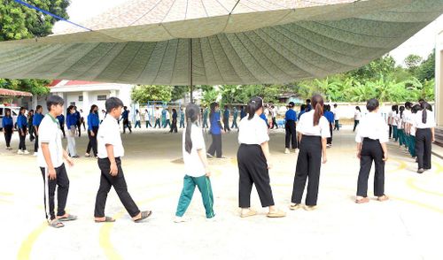 Tập huấn các vũ điệu sinh hoạt tập thể và điệu múa truyền thống của Việt Nam, Lào, Campuchia cho các em học sinh.
