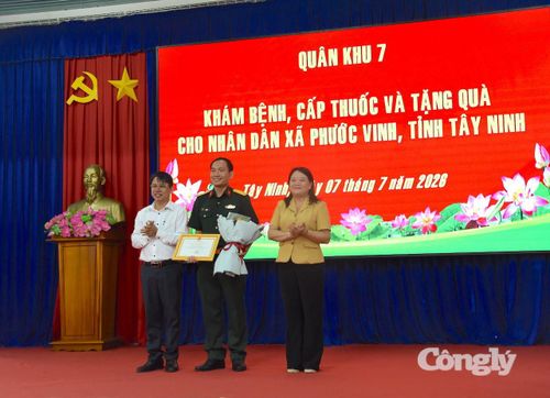 Tri ân Bệnh viện Quân dân y Miền Đông, đơn vị tổ chức chương trình khám bệnh, phát thuốc.