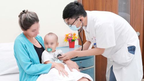 Thăm khám bệnh nhi sau khi gắp dị vật. (Ảnh: BVCC)
