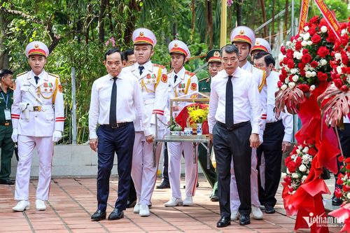 Thủ tướng Lê Minh Hưng và Bí thư Thành ủy TPHCM Trần Lưu Quang thực hiện nghi lễ cung thỉnh anh linh, di chuyển hài cốt các liệt sĩ từ khu vực hành lễ đến Nhà tưởng niệm để an táng, sáng 6/7. Ảnh: Nguyễn Huế
