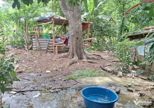 Do nước đầu nguồn khô cạn, hệ thống nước tự chảy về bản cũng không đủ cho bà con sử dụng. Ảnh: Phạm Tiến