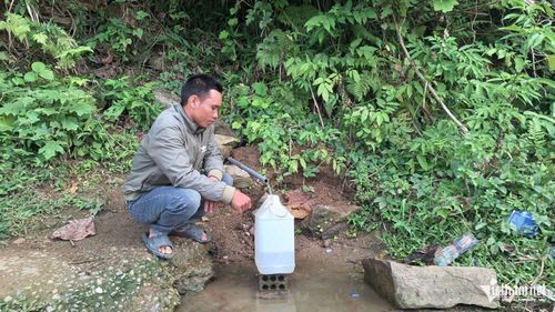 Mạch nước ngầm nằm ngay bên đường 587, tuy nhiên vào cao điểm mùa khô, nước cũng về rất ít. Ảnh: Phạm Tiến