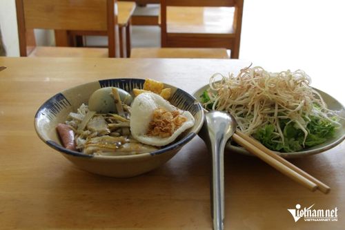 Tô bún cua thối với măng tươi, nem chua Gia Lai, chả, da heo chiên giòn, trứng luộc, hành phi