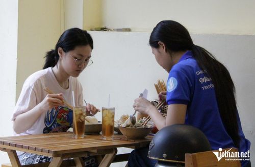 Hai bạn sinh viên cũng đến quán ăn thưởng thức món ăn "có mùi khó ngửi"