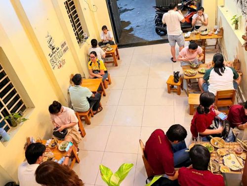 Thời điểm cuối ngày, quán ăn nhỏ đặc biệt đông khách. Ảnh: NVCC