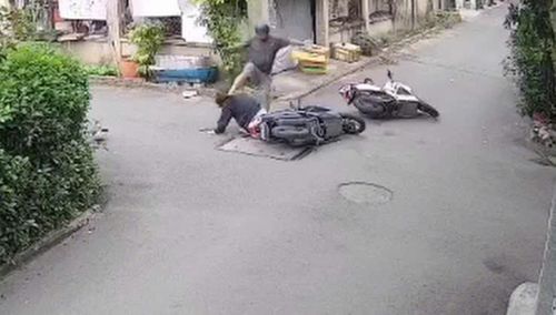 Người đàn ông đạp vào đầu cô gái sau va chạm giao thông. Ảnh cắt từ clip