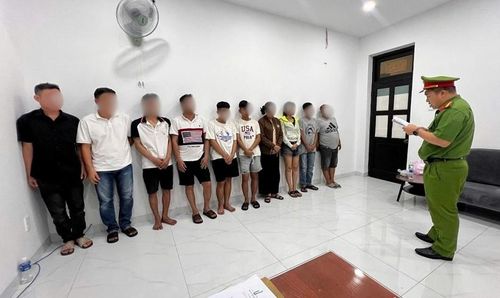 Cơ quan Cảnh sát điều tra tống đạt các quyết định liên quan đến các đối tượng. (Ảnh:CA)