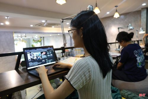Cùng với việc xử lý những hành vi vi phạm, nâng cao kỹ năng số và văn hóa ứng xử cho người dùng là giải pháp quan trọng để xây dựng môi trường mạng an toàn, lành mạnh.