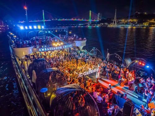 Show biểu diễn âm nhạc trên các tàu du lịch về đêm hấp dẫn du khách ở Quảng Ninh. (Nguồn: Cổng Thông tin điện tử tỉnh Quảng Ninh)