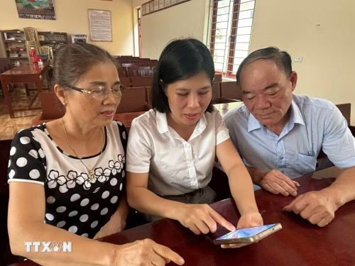 Sau khi được hướng dẫn, hầu hết các đảng viên lớn tuổi đều sử dụng thành thạo, góp phần thúc đẩy chuyển đổi số trong hoạt động của chi bộ thôn Vĩnh Thành 4, xã Vĩnh Lộc. (Ảnh: Khiếu Tư/TTXVN)