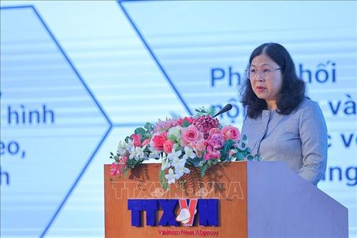 Đồng chí Trần Thị Thắng, Trưởng Ban Thư ký biên tập và Quan hệ đối ngoại trình bày tham luận. Ảnh: Lê Đông/TTXVN.