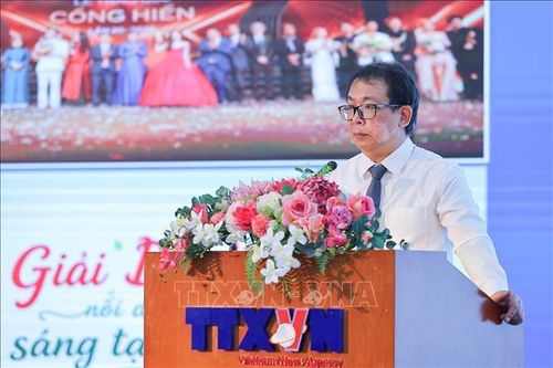 Đồng chí Nguyễn Tuấn Hùng, Phó Bí thư Thường trực Đảng ủy, Phó Tổng Giám đốc TTXVN, trình bày báo cáo. Ảnh: Lê Đông/TTXVN.