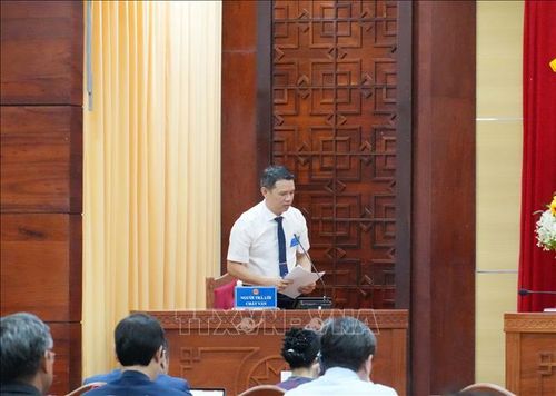 Ông Đặng Khoa Đãm, Giám đốc Ban Quản lý các dự án đầu tư xây dựng khu vực phía Đông tỉnh Đắk Lắk trả lời chất vấn của đại biểu HĐND tỉnh Đắk Lắk.