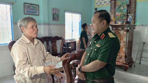 Thiếu tướng Nguyễn Thành Trung, Chính ủy Bộ Tư lệnh TP Hồ Chí Minh đã đến nhà ông Huỳnh Văn Mười để xác minh các thông tin liên quan. Ảnh: ĐV