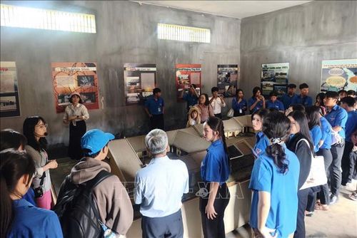 Học sinh cùng các thầy cô và chính quyền địa phương tham quan di tích quốc gia nhà Lao thiếu nhi Đà Lạt.