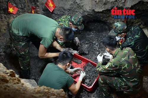 Hài cốt liệt sĩ được thu thập, xử lý cẩn thận sau đó đưa vào khu vực lấy mẫu và lưu mẫu.