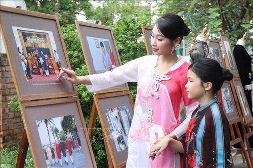 Tham quan Trưng bày, trình diễn “Tri thức may, mặc áo dài Huế”.