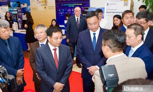Phó Thủ tướng Nguyễn Văn Thắng cùng các đại biểu tham quan các mô hình công nghệ được giới thiệu tại Tuần lễ Kinh tế, Tài chính và Công nghệ Đà Nẵng năm 2026.